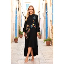 Modanı Seç Siyah Dik Yaka Kol ve Etek Ucu Fırfırlı Cepli Nakışlı Oversize Uzun Elbise