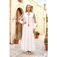 Modanı Seç Beyaz Dik Yaka Kolları Kuş Nakışlı Püskül Detaylı Eteği Kat Kat Uzun Elbise