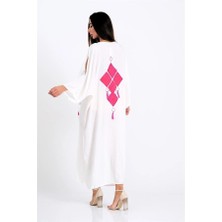 Modanı Seç Beyaz V Yaka Omuzu Pencereli Cepleri ve Sırtı Aplike Nakışlı Püsküllü Oversize Uzun Gömlek Elbise