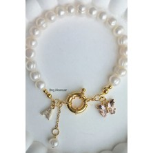 BNG AKSESUAR  Gerçek İnci Harfli  Altın ve Charm Takılan Gold İnci Bileklik