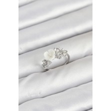 Solenya Pirinç Gümüş Renk Çiçek Model Zirkon Taşlı Kadın Yüzük