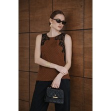 Cemo Kadın Puantiyeli Dantel Omuz Detaylı Kolsuz Bluz