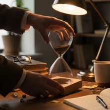 By Nevser Mıknatıslı Cam Kum Saati – Dekoratif Metal Tabanlı, Manyetik Kum Akışlı Masaüstü Zaman Ölçer