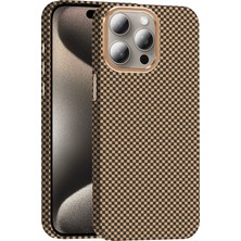 Gezgin iPhone 15 Pro Max Kılıf Magsafe Şarj Özellikli Karbon Fiber Görünümlü Gzgn Gros Kapak - Desert Titan