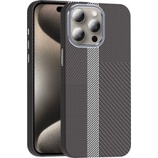 Gezgin iPhone 15 Pro Max Kılıf Magsafe Şarj Özellikli Karbon Fiber Görünümlü Gzgn Gros Kapak - Gri-Siyah