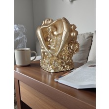 Doğal Altın  topuklu ayakkabı ve güler arasında şapkalı kadın biblosu