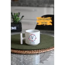 Ivart Kişiye Özel Kırmızı-Mavi Çiçekli V Harf  Porselen T Kulplu Kupa Bardak-Doğum Günü-Hediye-Nescafe