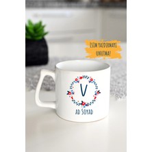 Ivart Kişiye Özel Kırmızı-Mavi Çiçekli V Harf Porselen Latte Kupa Bardak-Doğum Günü-Hediye-Nescafe
