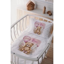 Özgürce Pembe Balonlu Ayıcık Isimli, %100 Pamuk Saten Beşik Nevresim Takımı