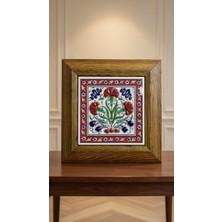 El Yapımı Iznik Çini Geleneksel Çiçek Motifli Çerçeveli Duvar Panosu – Kabartmalı Kırmızı Yazı, Ahşap Çerçeveli Dekoratif Tablo