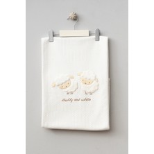 Özgürce Yumuşak ve Sevimli Kuzu Desenli Çift Kat Pamuklu Bebek Battaniyesi