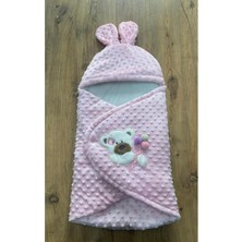 Özgürce Pembe Nohutlu Kumaş Ayıcık Nakışlı Bebek Kundak 70×35