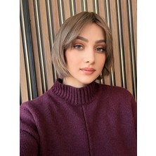 Aura Peruk Açık Kumra Renk Tonuna Sahip Kısa Perçemli Aisha Modelimiz