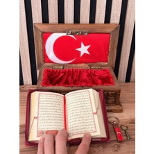 MYK Hediye ve Sanat Atölyesi Ceviz El Işlemeli Kur’an-I Kerim Sandığı Türk Bayraklı Kur’an-I Kerim ve Metal Anahtarlık