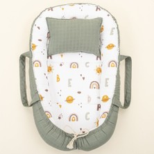 Özgürce Çift Taraflı Haki Muslin Bebek Yastık ve Babynest Seti, Galaksi ve Harfler