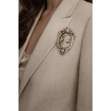 Herşey Nota Taşlı Vintage Cameo Kadın Figürlü Metal Broş – Antik Gold Çerçeve Tasarım