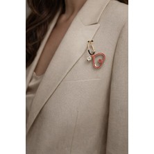 Herşey Nota Kalp ve Stetoskop Figürlü Metal Broş – Kırmızı Detaylı Tasarım