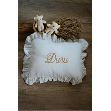 Özgürce Renkli Nakışlı Müslin Fırfırlı Bebek Takı Yastığı, Kişiye Özel Jel Silikonlu