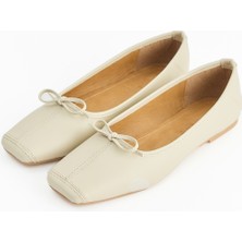 Krem Fiyonklu Kare Burun Babet