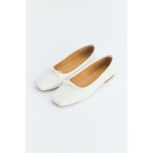 Beyaz Fiyonklu Kare Burun Babet