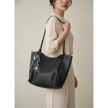 Sevmine Siyah Deri Görünümlü Büyük Boy Omuz Çantası – Şık Fular Detaylı Luxe Bag ( 55X45 cm )