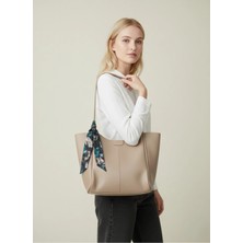 Sevmine Bej Deri Görünümlü Büyük Boy Omuz Çantası – Şık Fular Detaylı Luxe Bag ( 55X45 cm )