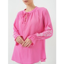 Yakası Bağlamalı Kolu Nakışlı Lastikli Gömlek -Pembe