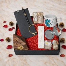 Çok Biz SEVGİLİYE,DOĞUM GÜNÜ,ANNELER GÜNÜ ,EVLİLİK YIL DÖNÜMÜ,ARKADAŞA,KADIN HEDİYE KUTUSU;MATMAZEL AJANDA,KALEM,CHARM,AYNA,KÜRE,KUPA,TÜRK KAHVESİ