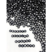 Hedef Bijuteri 4 x 7 mm Yassı Siyah Zemin Üzeri Beyaz Harf Boncuk 100 gr Plastik Malzeme ile Uygun