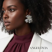 Inci Detaylı Modern Çiçek Formlu Çelik Küpe