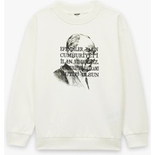 Koton Uzun Kollu Atatürk Baskılı Sweatshirt Beyaz Renk Erkek Çocuklar İçin Rahat Tasarım