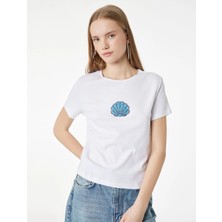 Koton Slim Fit Bisiklet Yaka Kısa Kollu Deniz Kabuğu Baskılı Taşlı Tişört