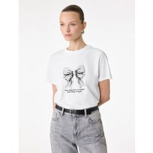 Koton Pamuklu Kısa Kollu Bisiklet Yaka Taşlı Fiyonk Baskılı Tişört