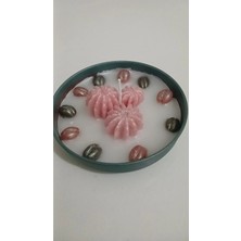 Doğal Zarafetin Işığı: Pastel Tonlarda Çiçek Tasarımlı Mum
