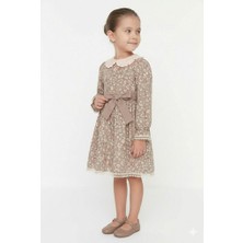 Trend Bebe Butik Kız Çocuk Bej Çiçekli Elbise – Fırfırlı Yaka ve Belden Bağlamalı Tasarım