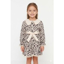 Trend Bebe Butik Kız Çocuk Bej Desenli Elbise – Fırfırlı Yaka ve Belden Bağlamalı Tasarım