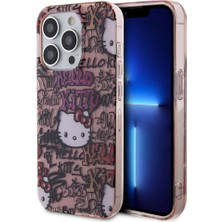 Apple iPhone 15 Pro Uyumlu Kılıf Hello Kitty Orjinal Lisanslı Ikonik Logolu Etiket Graffiti Kapak