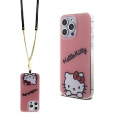 Apple iPhone 15 Pro Max Uyumlu Kılıf Hello Kitty Orjinal Lisanslı Askılı Yazı ve Ikonik Logolu Daydreaming Kapak