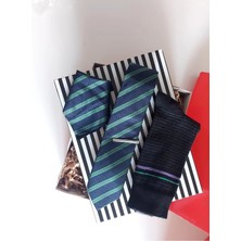 Erkek Premium 4'lü Şıklık Seti 3 : Kravat, Mendil, Iğne ve Çorap - Özel Hediye Kutulu