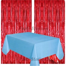 Parti Station 2 Adet Kırmızı Renk Metalize Arka Fon Perdesi ve 1 Adet Plastik Mavi Renk Masa Örtüsü Set