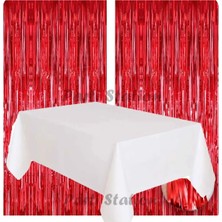 Parti Station 2 Adet Kırmızı Renk Metalize Arka Fon Perdesi ve 1 Adet Plastik Beyaz Renk Masa Örtüsü Set