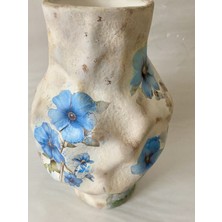 El Boyaması Dekoratif Seramik Vazo 27 cm – Mavi Çiçekli Eskitme Dokulu Özel Tasarım