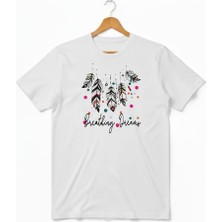 Texrium Kadın Beyaz Pamuklu Breathing Dreams Yazılı Tüy Baskılı Bohem T-Shirt