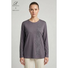 Ravencia Kadın Şerit Desenli Yaka ve Etek Taşlı Işlemeli Yırtmaçlı Likralı Anne Penye Bluz