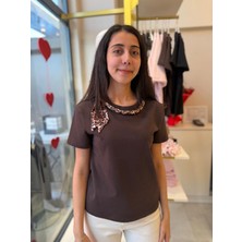 Kadın Zincir ve Leopar Fular Detaylı Kahverengi Bluz – Kısa Kollu Şık Tişört