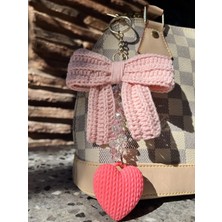Maıson De Mode El Örgüsü Pembe Fiyonk ve Kalp Detaylı Kristal Boncuklu Çanta Charm