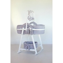 Babycom Beyaz Ahşap Izgaralı Çemberli Beşik Standı Gri Örgü Sepet Kumaş Oyuncak