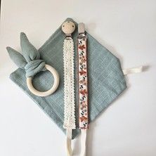 Hellemyst Müslin Bebek Hediye Seti- Nakışlı ve Dantel Emzik Askısı, Diş Kaşıyıcı ve Müslin Örtü 4lü Set