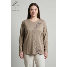 Ravencia Kadın Damla Yaprak Desen Yaka ve Etek Taşlı Işlemeli Yırtmaçlı Likralı Anne Penye Bluz
