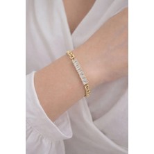 Nati Co Altın Renk Baget Taşlı Çelik Kadın Bileklik – Zarif ve Şık Tasarım